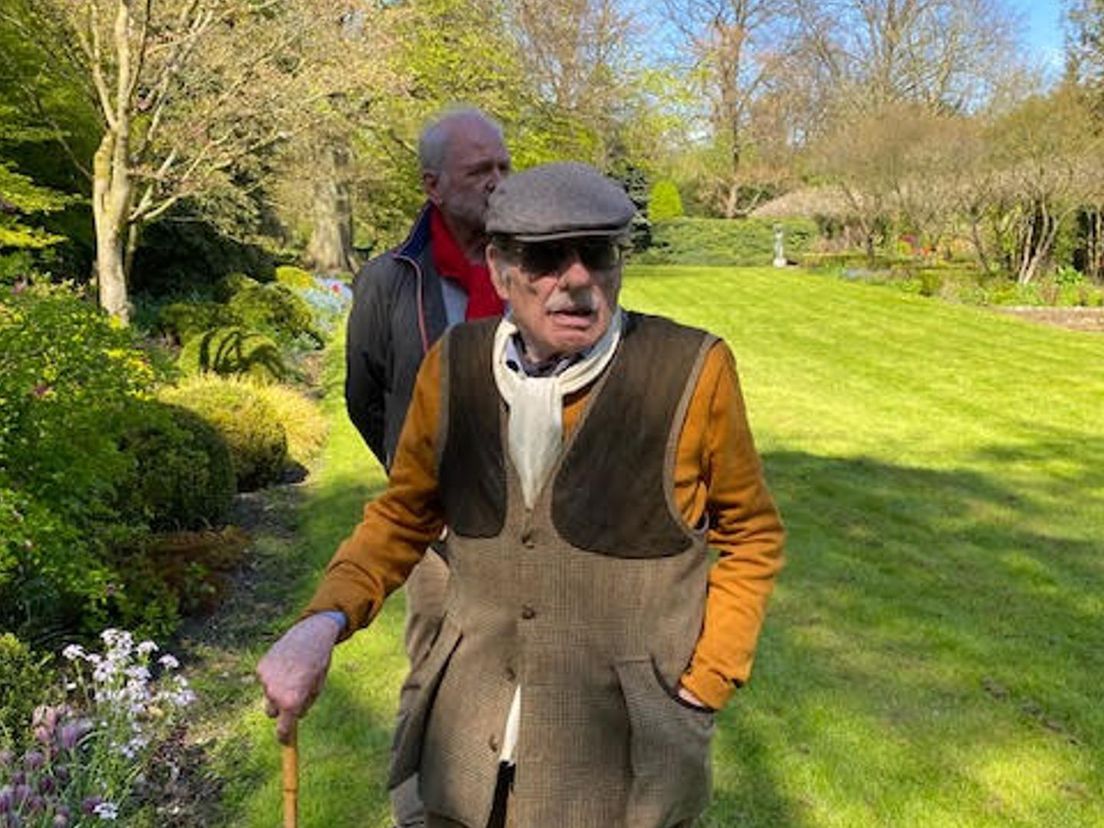 Jonkheer Rob Boddaert in zijn tuin met Robert Ligthelm