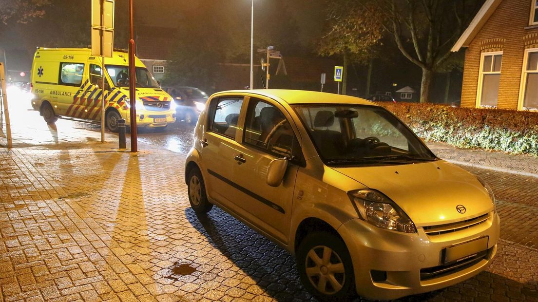 De zijspiegel van de auto kwam door de botsing los te hangen