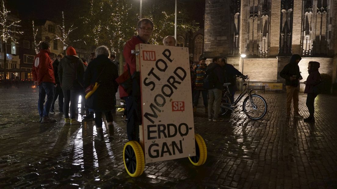 De betogers op het Grote Kerkhof protesteerden tegen de Turkse invasie in Noord-Syrië