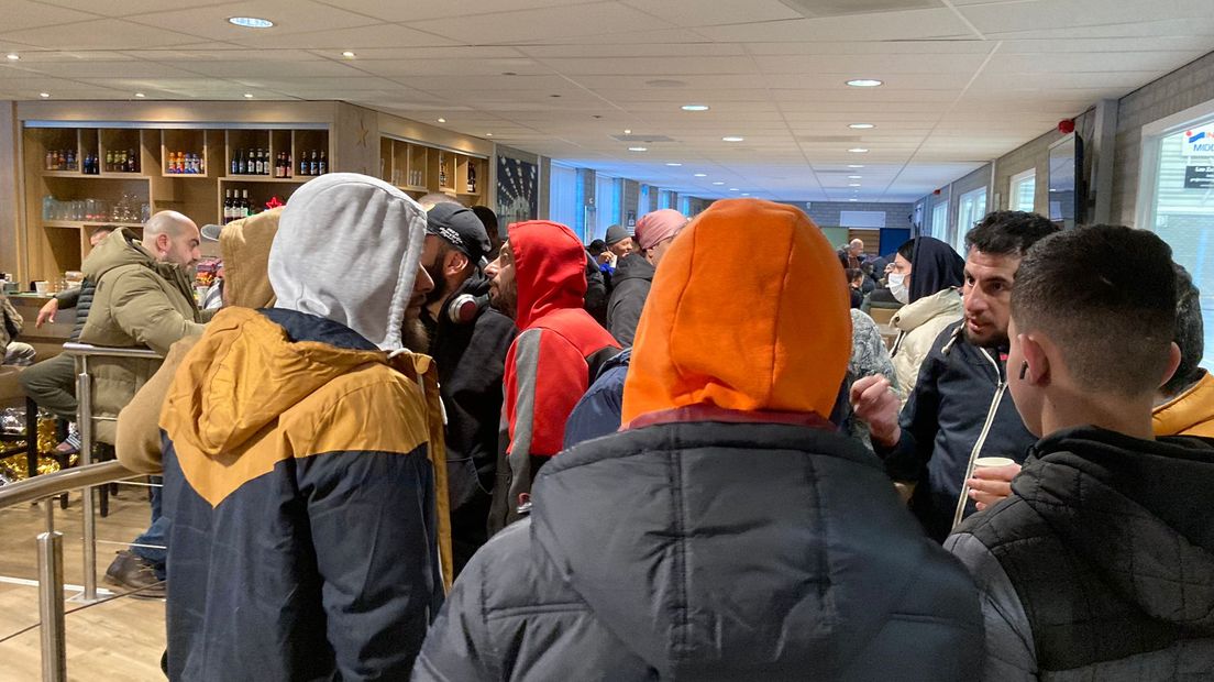 Asielzoekers worden opgevangen in sporthal De Sprong in Middelburg