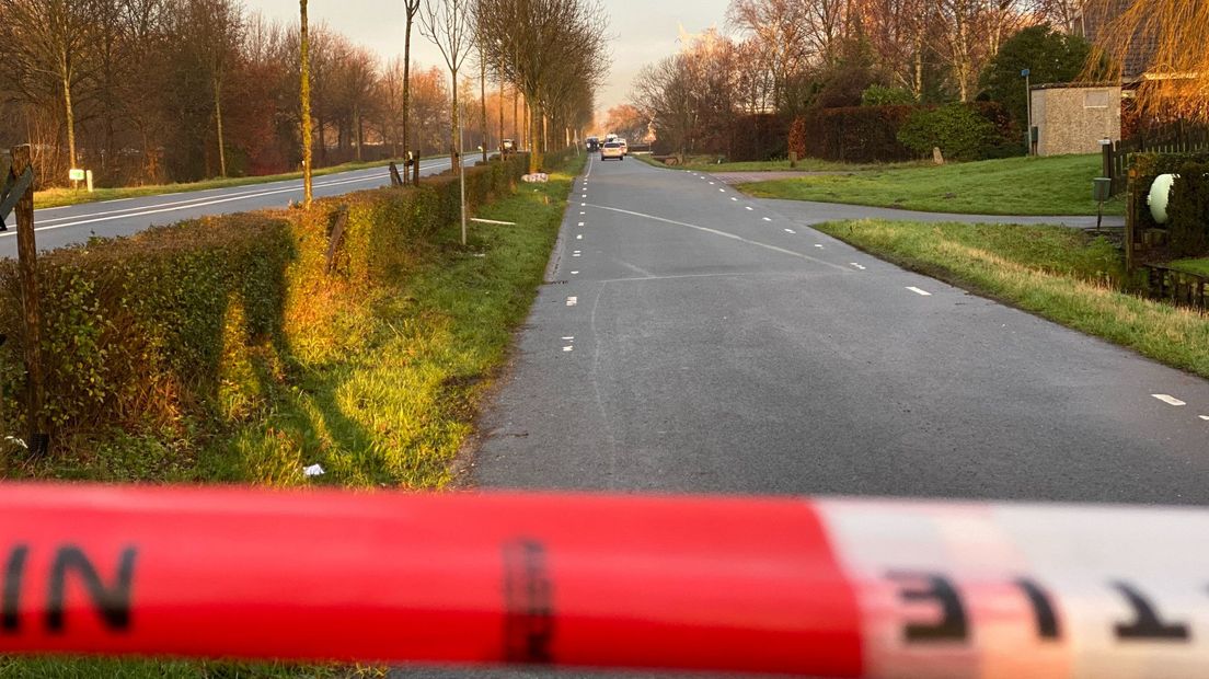 De politie heeft de straat in Oud Ade afgezet.