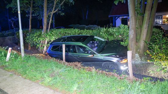Auto vliegt uit de bocht en belandt in tuin