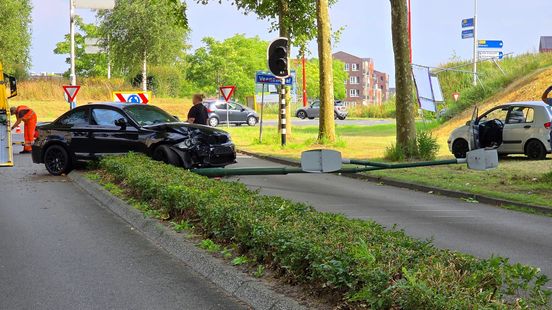 Automobilist rijdt lantaarnpaal uit de grond | Rijstroken A12 dicht na ongeval. Automobilist rijdt lantaarnpaal uit de grond | Rijstroken A12 dicht na ongeval.