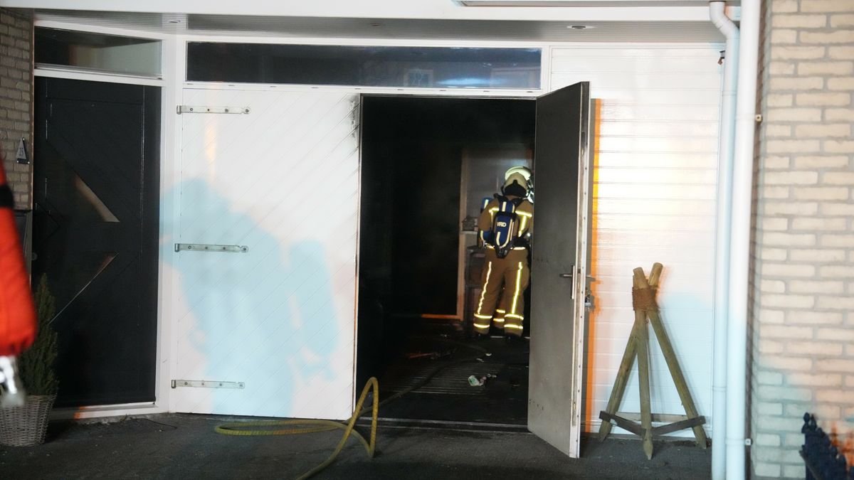 Bewoners in Nijeveen schrikken wakker van garagebrand