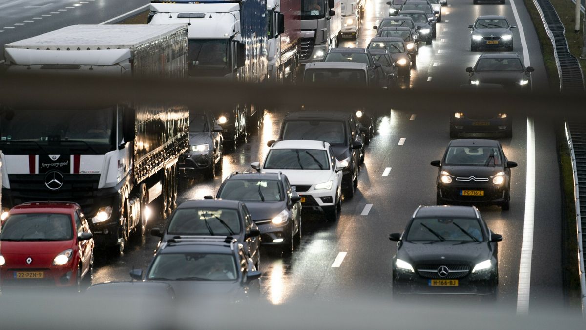 Lange file tussen Heerenveen en Drachten