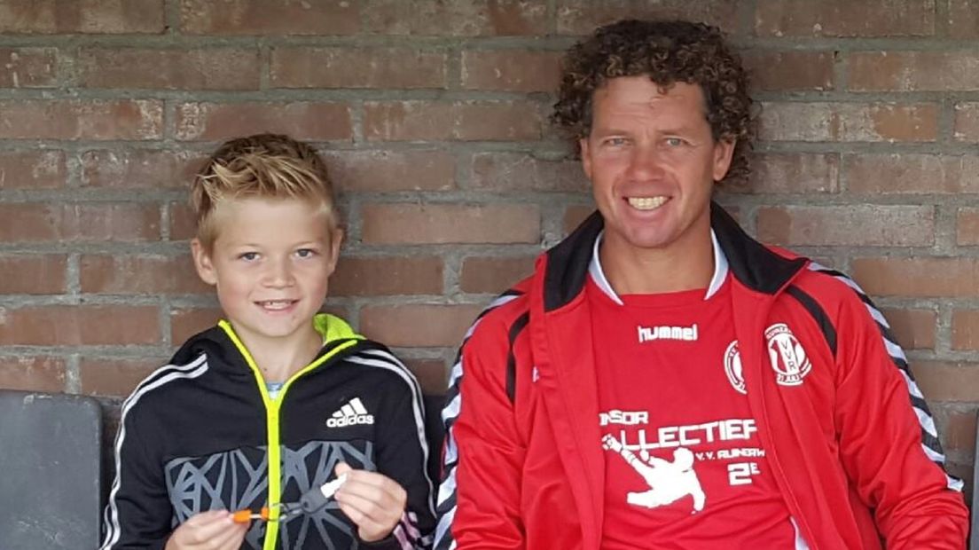 Henri Spijkerman met zijn zoon in de dugout van vv Ruinerwold (Rechten: facebook Henri Spijkerman)