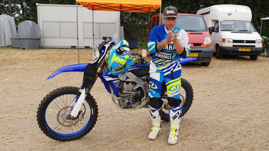 Rinus van de Ven voorafgaand aan de start van de Supercross Aagtekerke