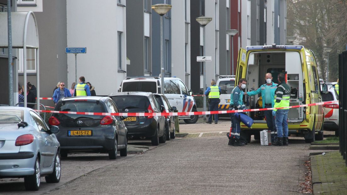 Uitgerukte hulpdiensten voor de flat aan de Sluitersveldsingel in Almelo waar het levensdelict plaatsvond