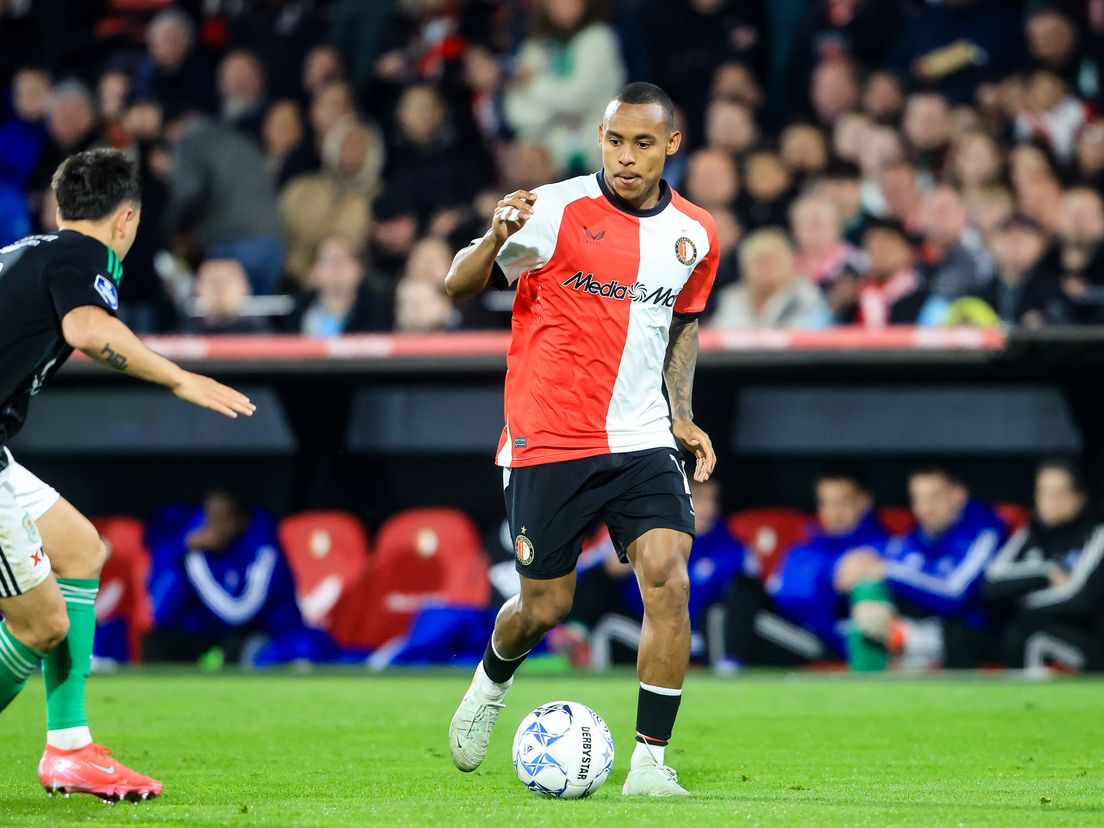 Igor Paixão dribbelt tegen PEC Zwolle