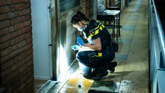 Explosie voor deur van flatwoning | Twee auto's en aanhanger beschadigd na ongeluk op snelweg