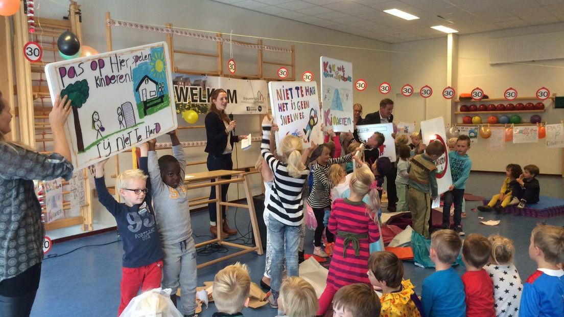 Leerlingen van beide basisscholen in de Delftlanden onthullen verkeersborden
(foto RTV Drenthe/Ineke Kemper)