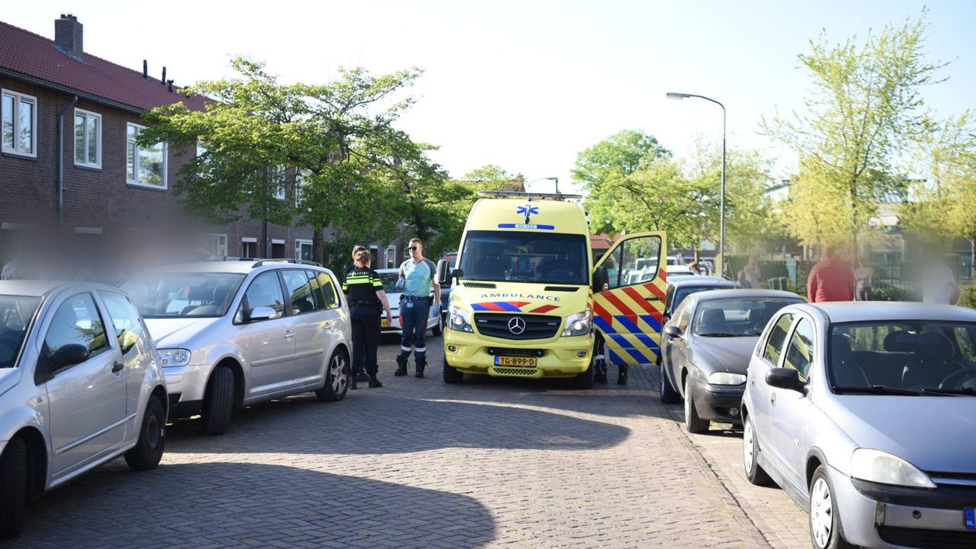 Zolderbrand Tussenwoning Almelo, Bewoner Meegenomen Door De Politie ...