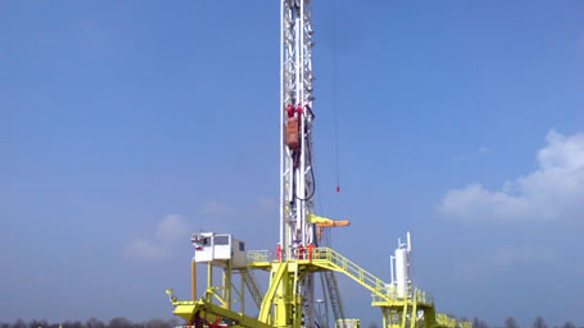 Gasboring in Geesbrug Klaar, boortoren nu in Tiendeveen