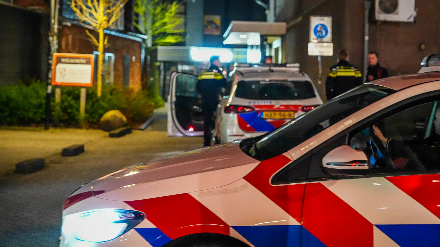 Politie houdt twee Cambuursupporters aan in Emmen voor overlast
