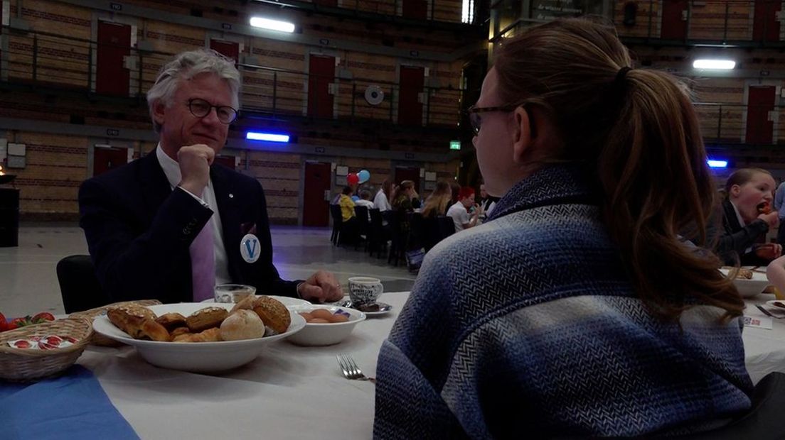 De commissaris van de Koning John Berends in gesprek met Puck.