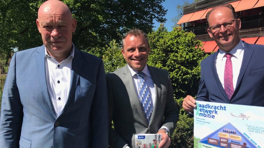 Jan Steenbergen (links), Eric Giethoorn (midden) en Gert Vos. Wethouder Erwin Slomp ontbreekt bij de presentatie van het collegeprogramma (Rechten: RTV Drenthe/Hielke Meijer)