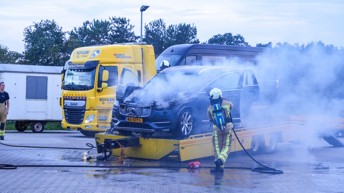 Autobrand bij bergingsbedrijf Koolen