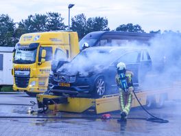 Auto vat vlam bij bergingsbedrijf in Emmen