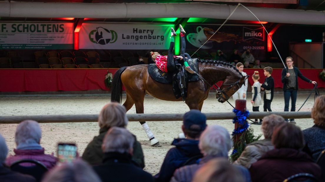 Acrobatiek te paard tijdens de Kerstshow in Exloo