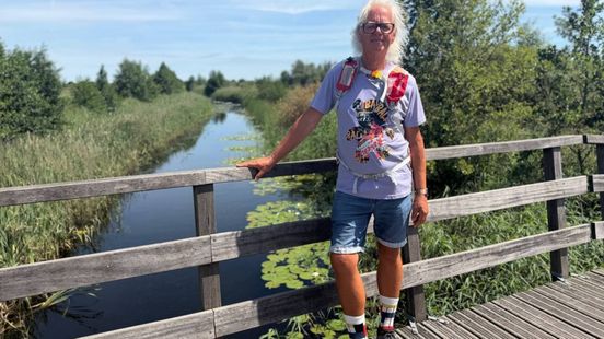 Kleurrijke wandelaar Oene (68): 'De wereld is al triest genoeg'