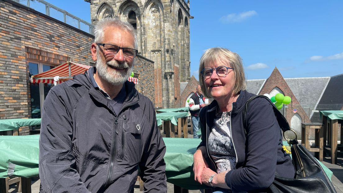 Nico en Janneke Prins zitten op het dakterras van Vindicat