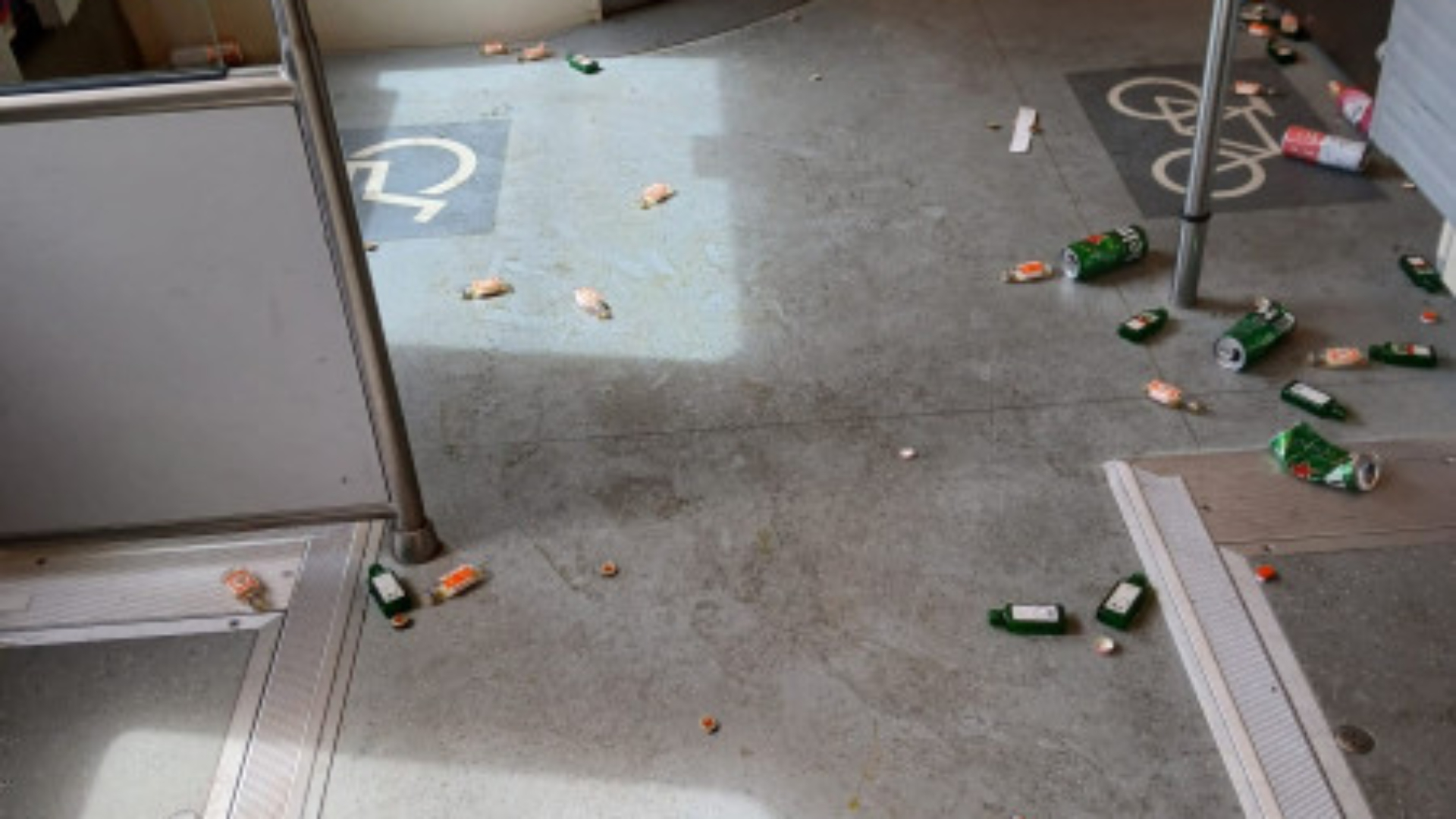 Opruimen begonnen na zonnige en gezellige Koningsdag met 'slechts' 22 aanhoudingen