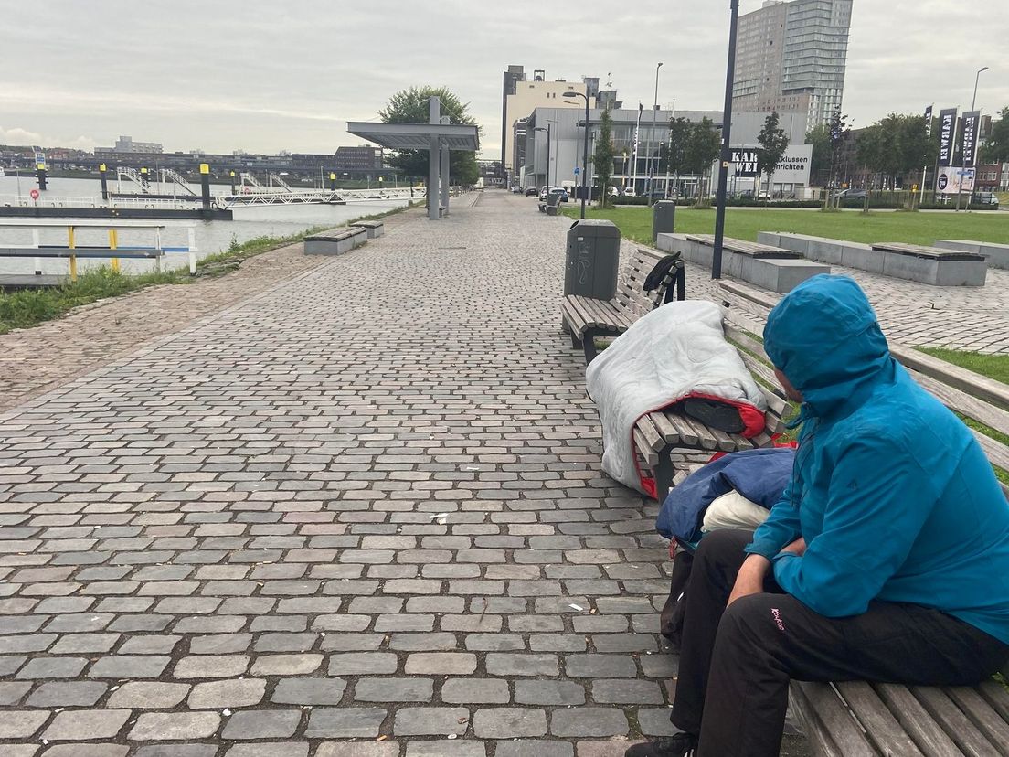 Twee dakloze arbeidsmigranten bij het Balkon aan de Maashaven