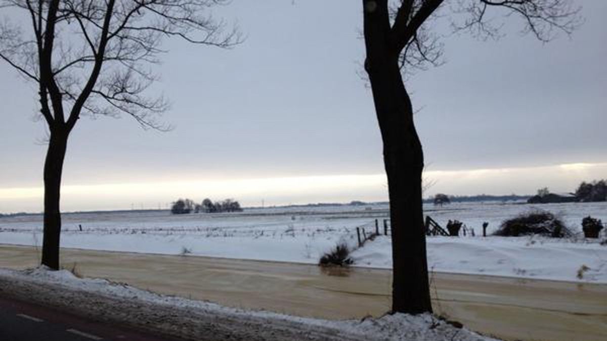 Inwoner van Overschild schaatst op het Schildmeer