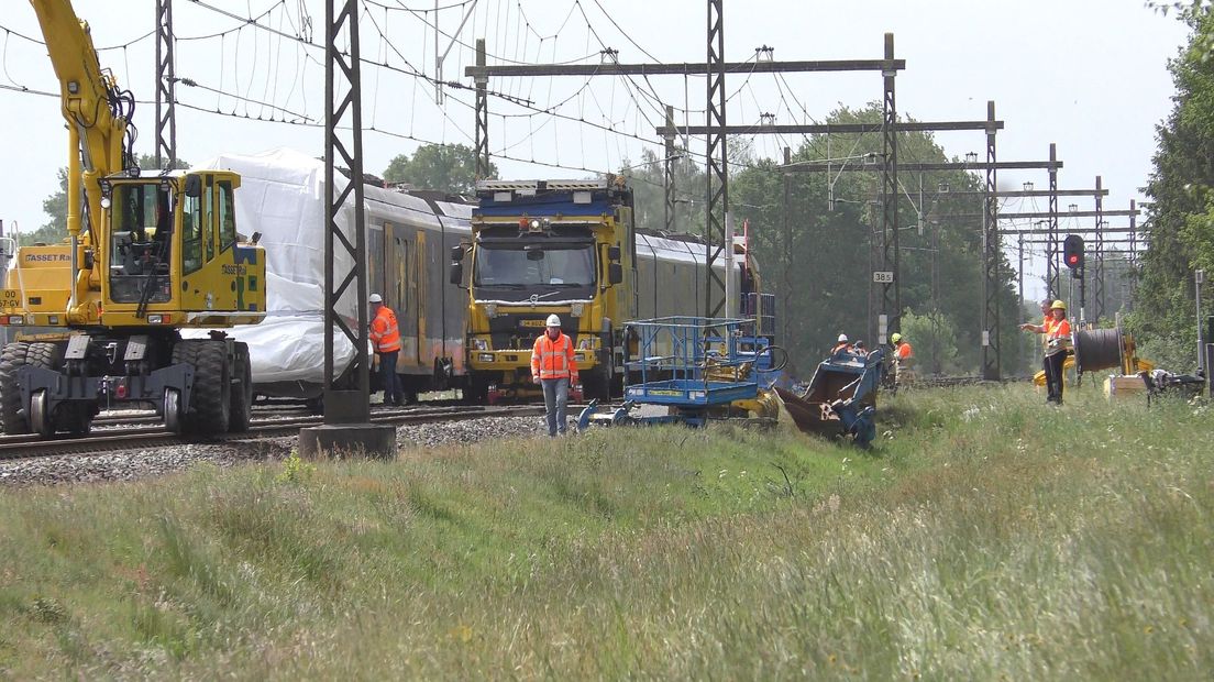 ProRail is het hele weekend bezig om het spoor en de bovenleiding te herstellen