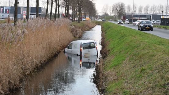 112 Nieuws: Auto belandt in sloot bij aanrijding in Almelo | Katalysatoren gestolen van autos in Zwolle.