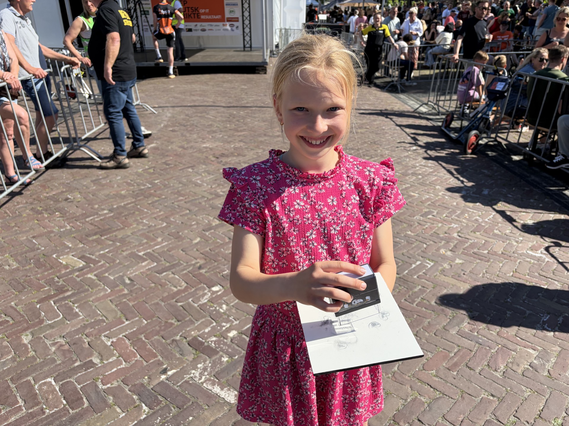 Wianne (10) mag de laatste stempels van de Stepelfstedentocht zetten