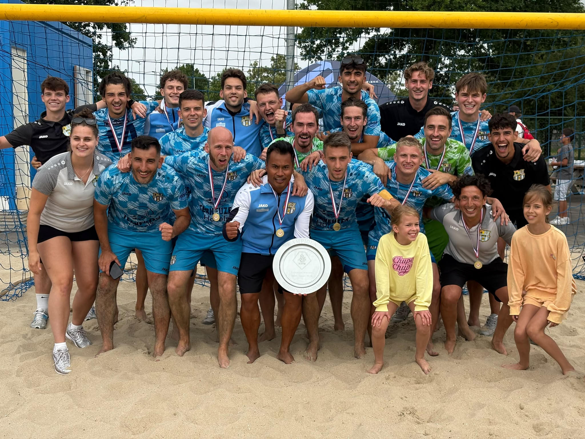 Beach Soccer Zeeland bekroont jubileum met landstitel na tumultueuze finale