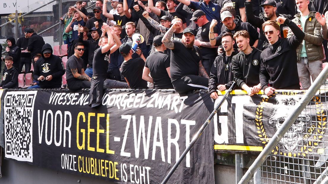 Vitesse-supporters tijdens het uitduel tegen FC Utrecht