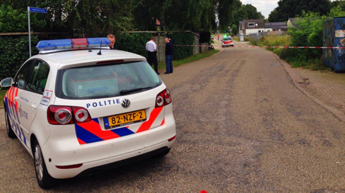 Bij een straatroof in Apeldoorn is donderdagmiddag een bedrag van enkele tienduizenden euro's buitgemaakt.