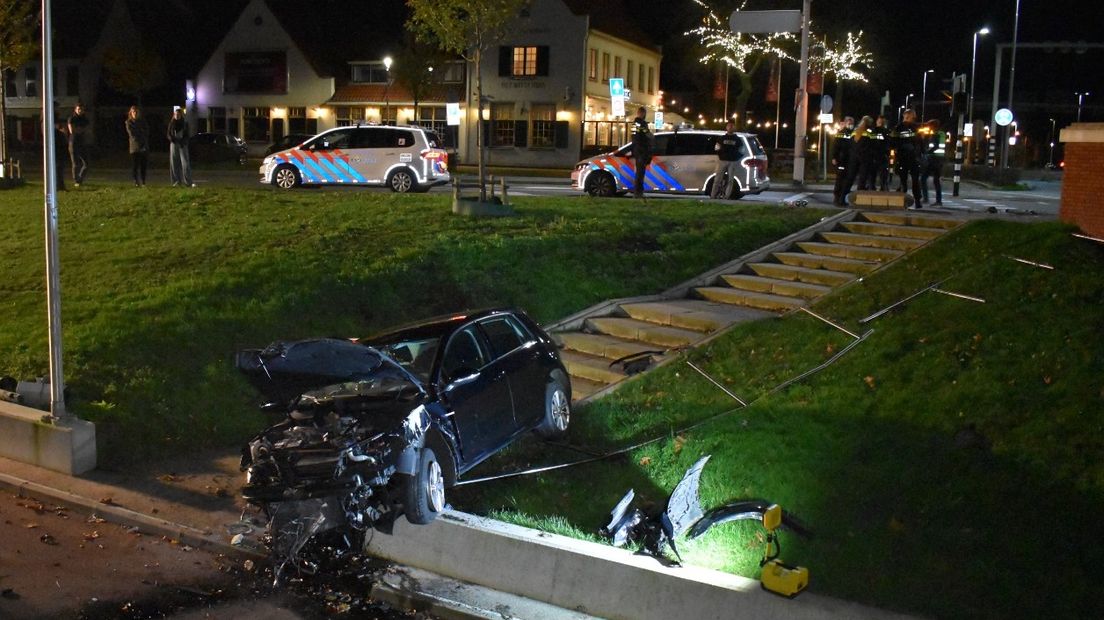 De gecrashte auto in Nijmegen.