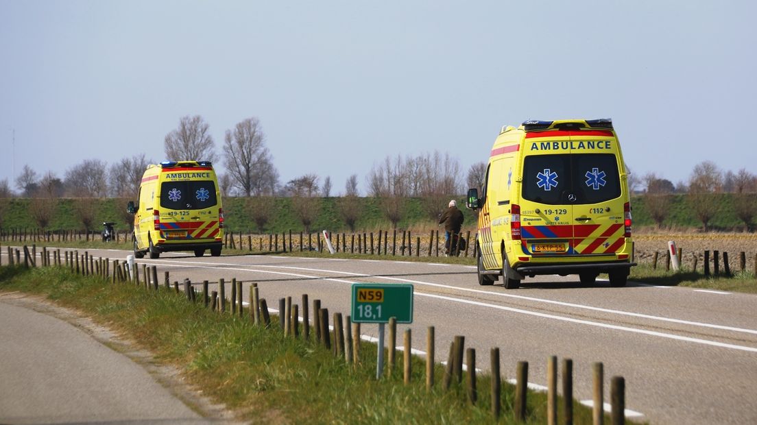 De gewonde fietser is met een ambulance naar het ziekenhuis gebracht