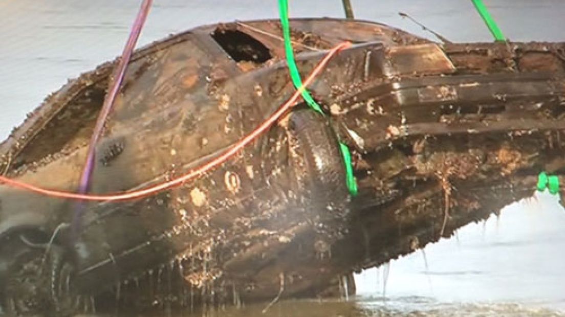 In de auto die zaterdagmiddag uit het water bij het Looveer in Huissen is getakeld, zijn vermoedelijk menselijke resten gevonden.