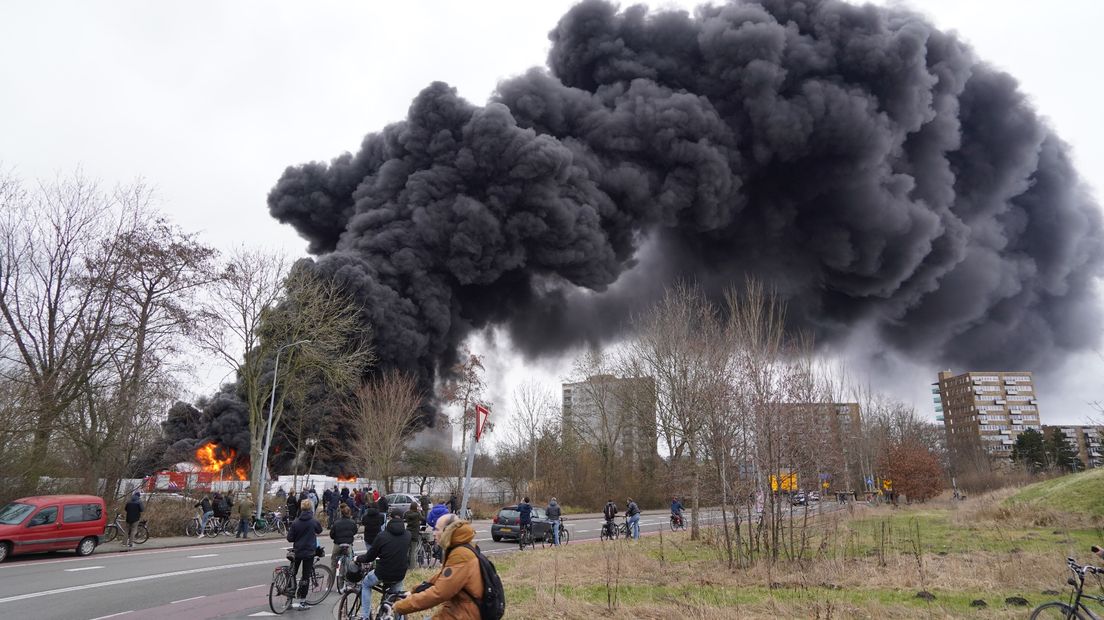 De brand trok ook de nodige belangstellenden