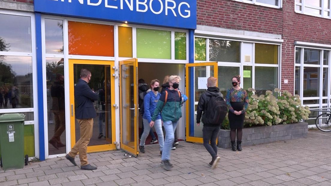 Directeuren Daisy Smit en Dennis Volmer begroeten leerlingen en controleren op mondkapjes