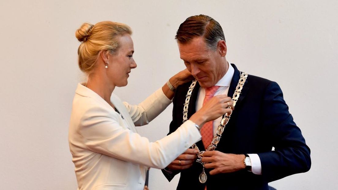 Vanwege coronamaatregelen kreeg Broekhuizen de ambtsketen omgehangen door zijn vrouw