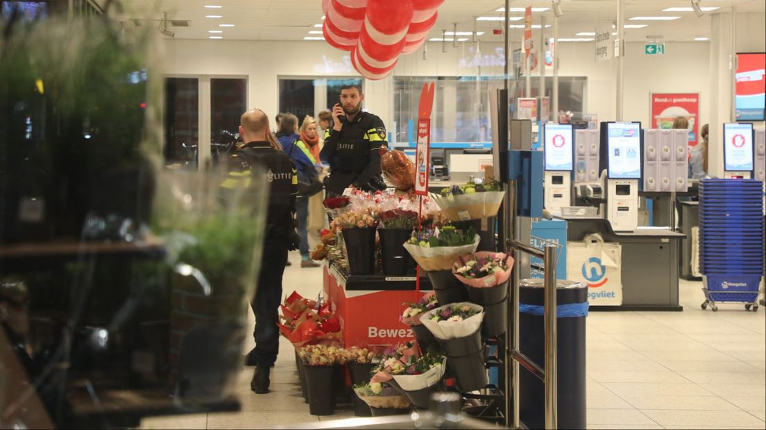 Agenten in de Hoogvliet aan het Levendaal in Leiden