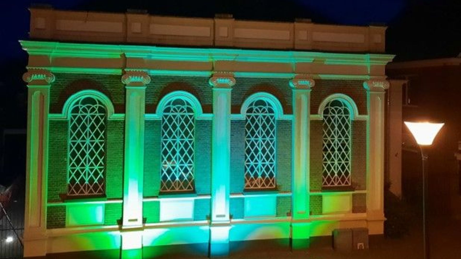 De synagoge in het licht in mei 2024.