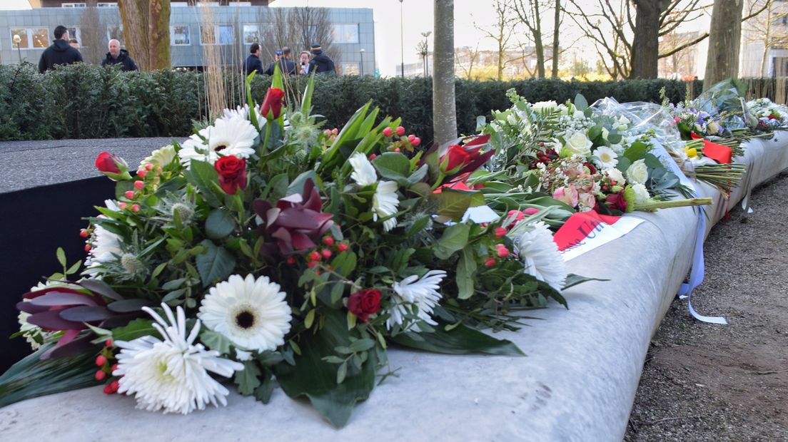 Bij het monument zijn bloemen gelegd.