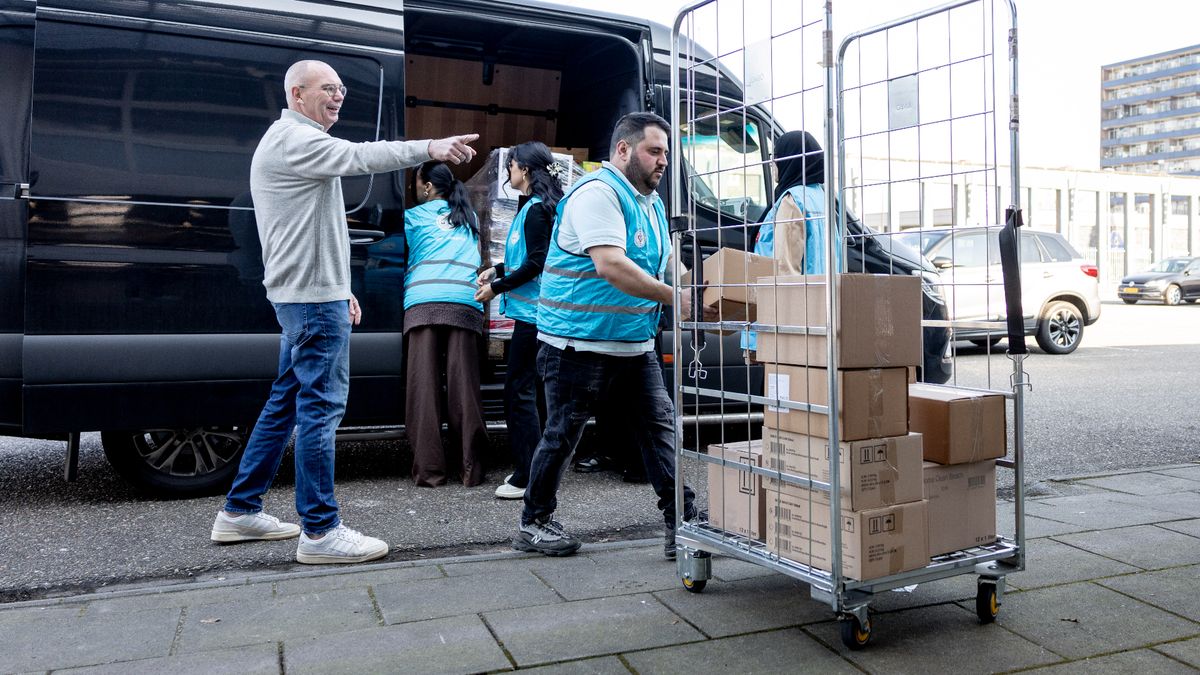 Moskeeën doneren aan voedselbank in Enschede.