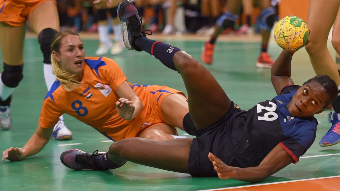 Lois Abbingh (links op de grond) tijdens de halve finalewedstrijd op de Olympische Spelen tegen Frankrijk (Rechten: Marijan Murat/EPA)