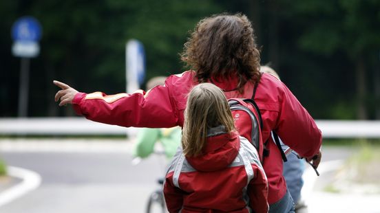 Vaker ernstig letsel bij fietsongelukken, overheid wil dat meer Nederlanders helm dragen. Vaker ernstig letsel bij fietsongelukken, overheid wil dat meer Nederlanders helm dragen.