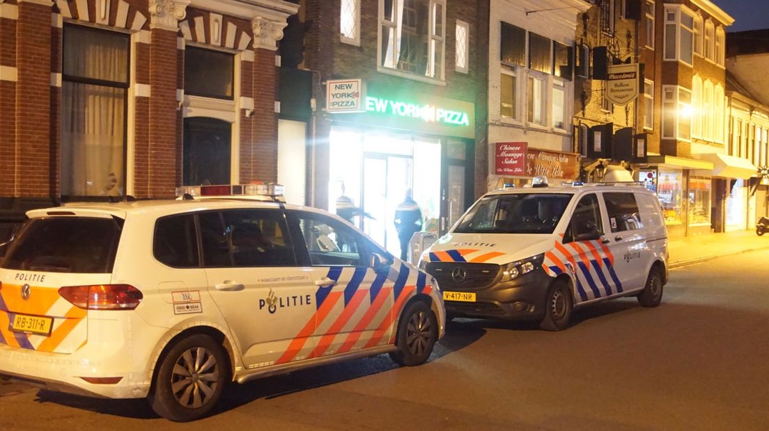 Politiewagens bij de New York Pizza eerder deze maand