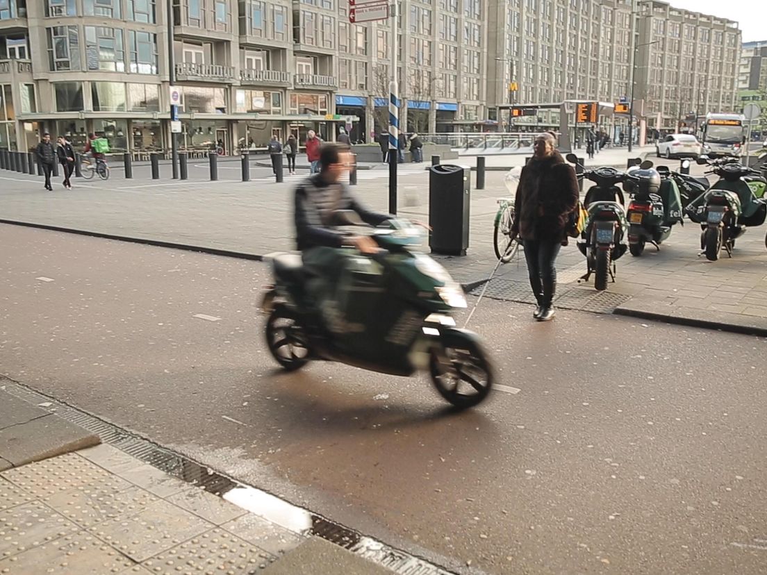 Ook voor elektrische deelscooters moet Jennifer extra waakzaam zijn.