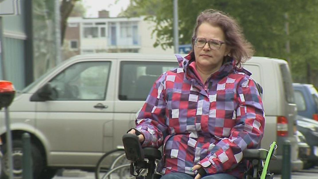 Katja Moonen heeft met haar rolstoel problemen op de Leyweg 
