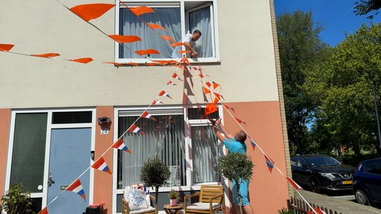 Buurjongens hangen 700 meter oranje slingers op voor WK voetbal Home